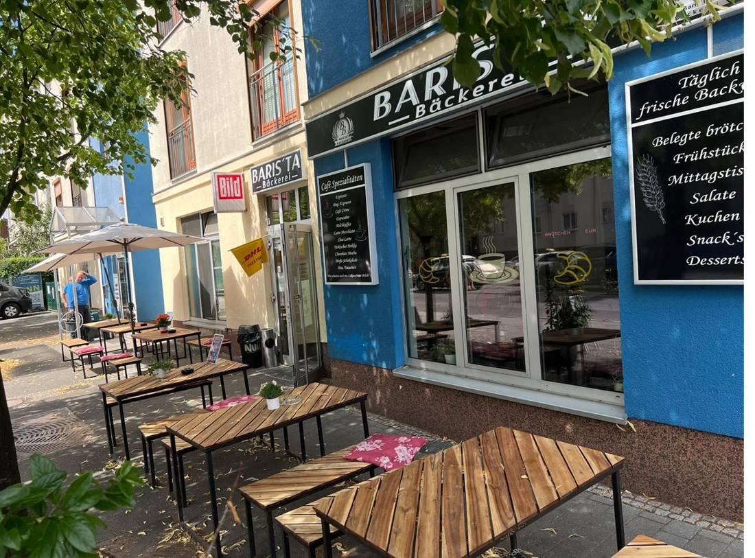 Eingang und Café-Spezialitäten-Tafel der Bäckerei Barista
