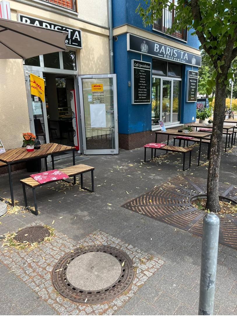 Außenbereich mit Sitzgelegenheiten der Bäckerei Barista