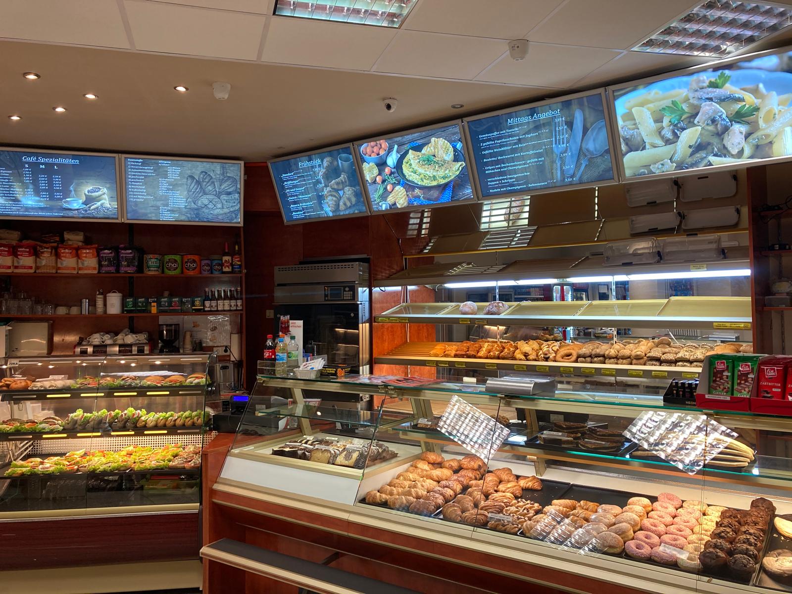 Frische Backwaren, Croissants und Snacks in der Vitrine der Bäckerei Barista